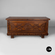 画像をギャラリービューアに読み込む, Chest in engraved wood, 1930s
