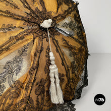 将图片加载到图库查看器，Funeral trousseau, 1930s
