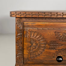 画像をギャラリービューアに読み込む, Chest in engraved wood, 1930s
