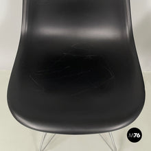 画像をギャラリービューアに読み込む, Chairs by Charles and Ray Eames for Vitra, 2017
