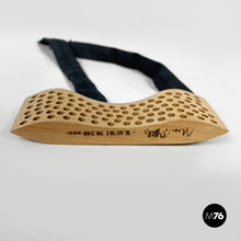 将图片加载到图库查看器，Bow tie by Mario Botta for Riva 120, 2002
