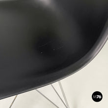 画像をギャラリービューアに読み込む, Chairs by Charles and Ray Eames for Vitra, 2017
