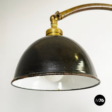 画像をギャラリービューアに読み込む, Floor lamp in brass and metal, 1940s
