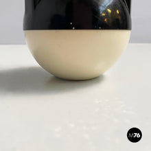 画像をギャラリービューアに読み込む, Spherical table ashtray in black and white plastic, 1980s
