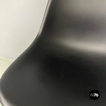 画像をギャラリービューアに読み込む, Chairs by Charles and Ray Eames for Vitra, 2017
