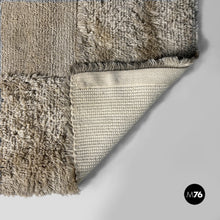 画像をギャラリービューアに読み込む, Short and medium-pile rug in beige, 1970s
