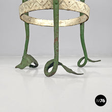 将图片加载到图库查看器，White and green wrought iron vase holder with decorative dragons, 1900s
