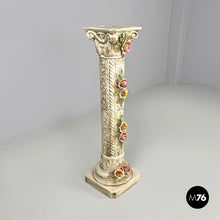 画像をギャラリービューアに読み込む, Ceramic column pedestal with flowers, 1970s
