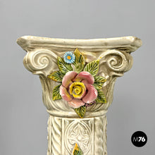 画像をギャラリービューアに読み込む, Ceramic column pedestal with flowers, 1970s
