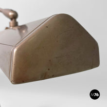 Charger l&#39;image dans la galerie, American industrial table lamp by Dazor floating fixtures, 1950s
