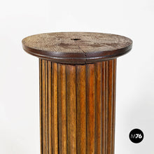 将图片加载到图库查看器，Wood pedestal or column display, 1900s
