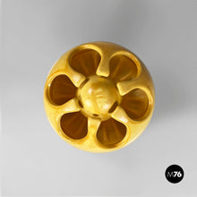 Carica l&#39;immagine nel visualizzatore di Gallery, Pistil shape light yellow plastic umbrella stand, 1970s
