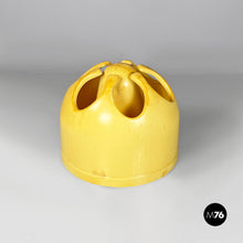 Carica l&#39;immagine nel visualizzatore di Gallery, Pistil shape light yellow plastic umbrella stand, 1970s
