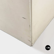 画像をギャラリービューアに読み込む, White parallelepiped-shaped pedestal, 1970s
