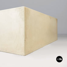 画像をギャラリービューアに読み込む, White parallelepiped-shaped pedestal, 1970s
