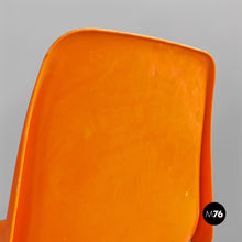 将图片加载到图库查看器，Stackable orange plastic chairs, 1960s
