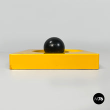 Charger l&#39;image dans la galerie, Yellow and black plastic Spiros ashtray by Eleonore Peduzzi Riva for Artemide, 1970s
