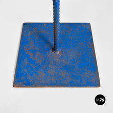 将图片加载到图库查看器，Square red and blue metal pedestals, 1970s
