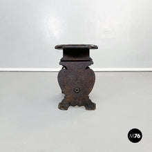 Load image into Gallery viewer, Antiques stool in walnut wood, 1600s
