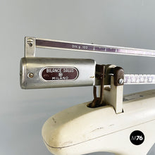 将图片加载到图库查看器，Vertical medical scale by Salus, 1960s
