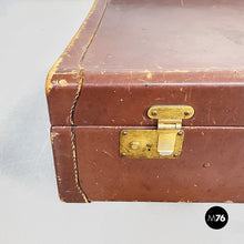 将图片加载到图库查看器，Luggage in brown leather, 1970s
