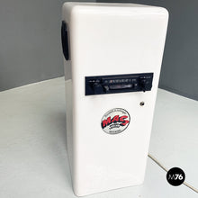 将图片加载到图库查看器，White plastic column radio, 1990s
