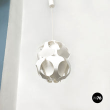将图片加载到图库查看器，White plastic chandelier Big Lily model, 1960s
