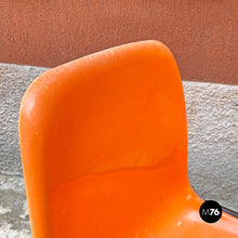 Carica l&#39;immagine nel visualizzatore di Gallery, Stackable orange plastic chairs, 1960s
